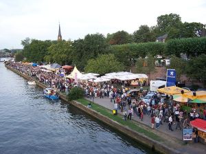 799px-Museumsuferfest_2005_-_Schaumainkai_Tiefufer